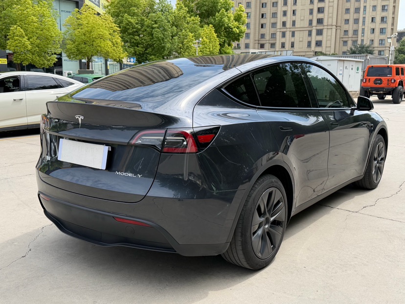 Tesla Model Y 2024 #9 Tesla Model Y 2024 car image #9