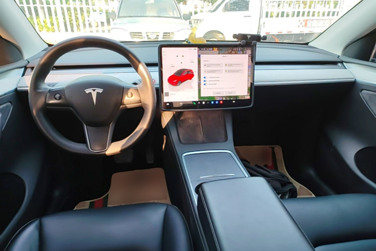 Tesla Model Y 2023 car image #11