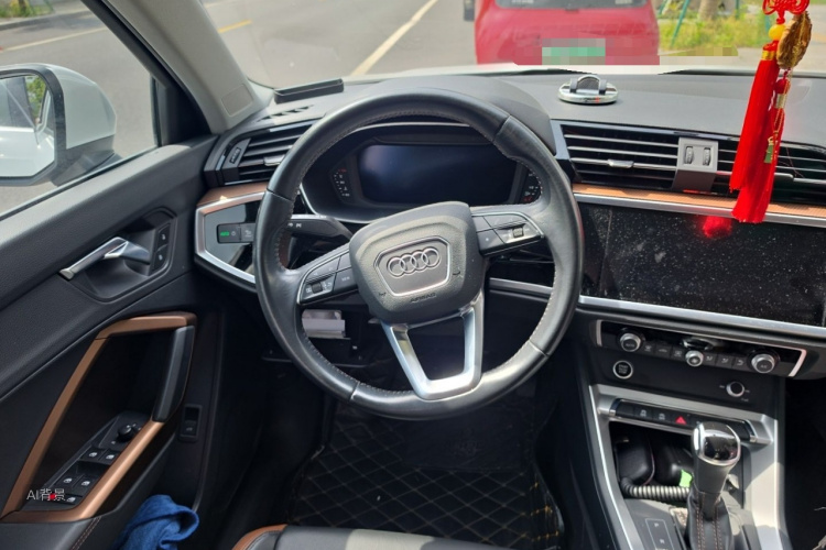 Audi Q3 2021 car image #12