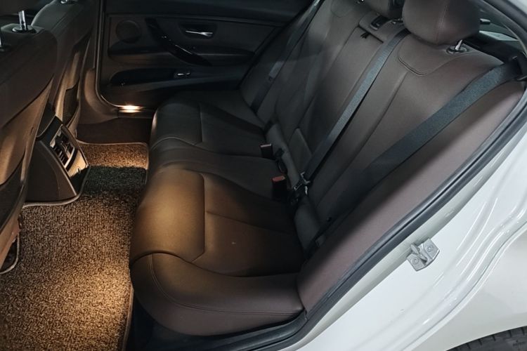 BMW 3 Series 2018 car image #17