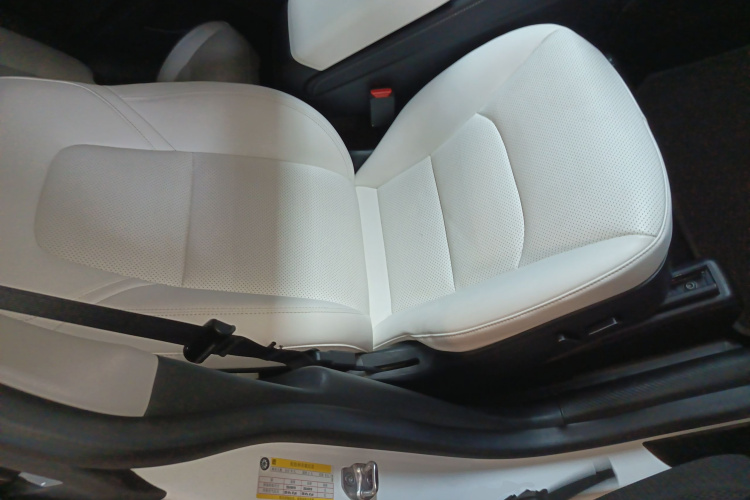 Tesla Model Y 2023 car image #22