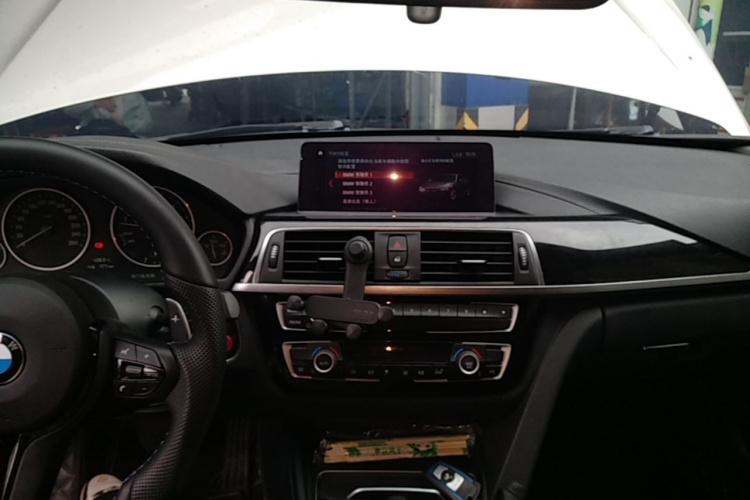 BMW 3 Series 2018 immagine di auto #11