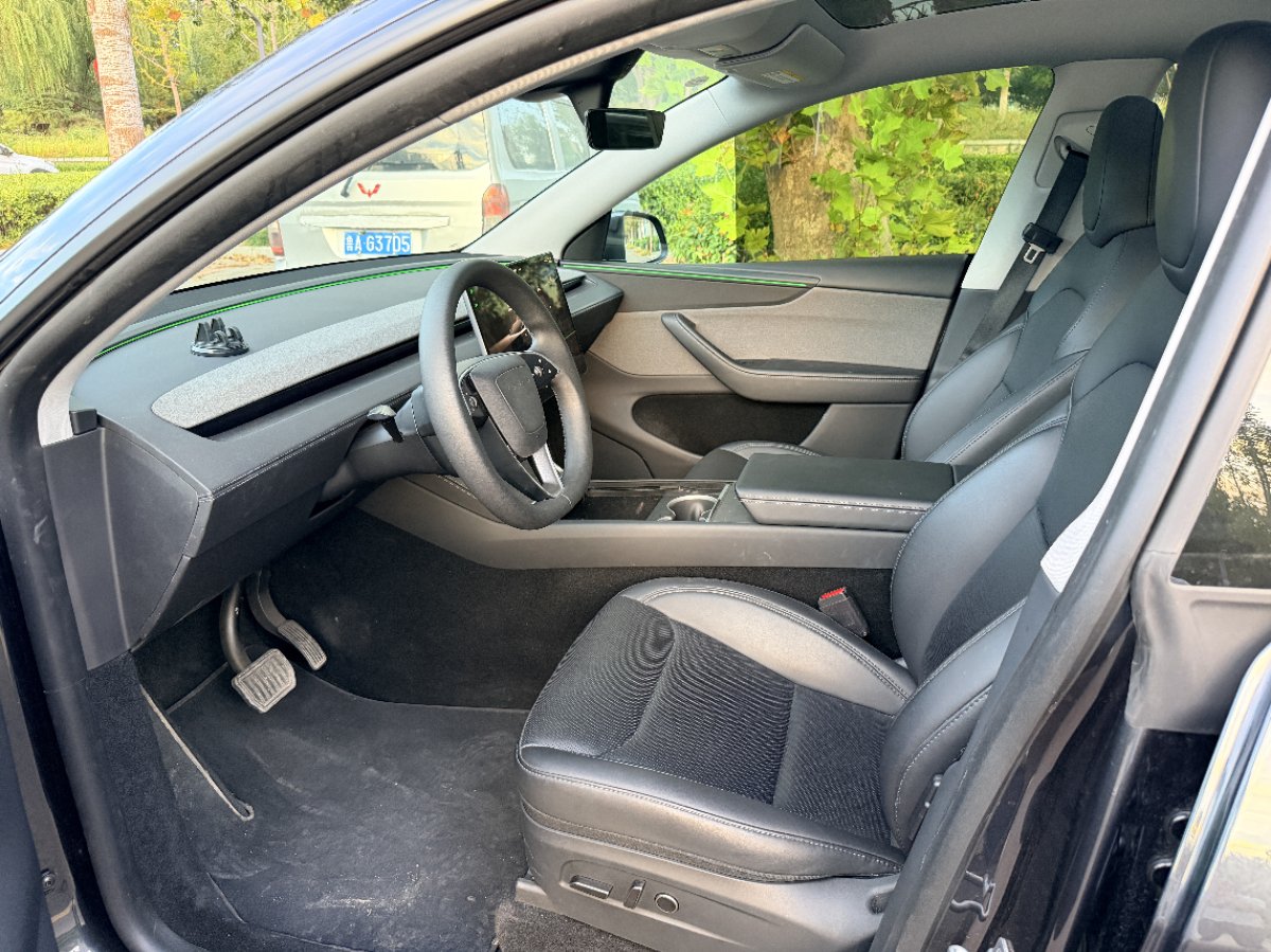 Tesla Model Y 2025 #7 Tesla Model Y 2025 car image #7
