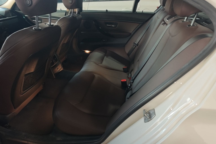 BMW 3 Series 2019 car image #17