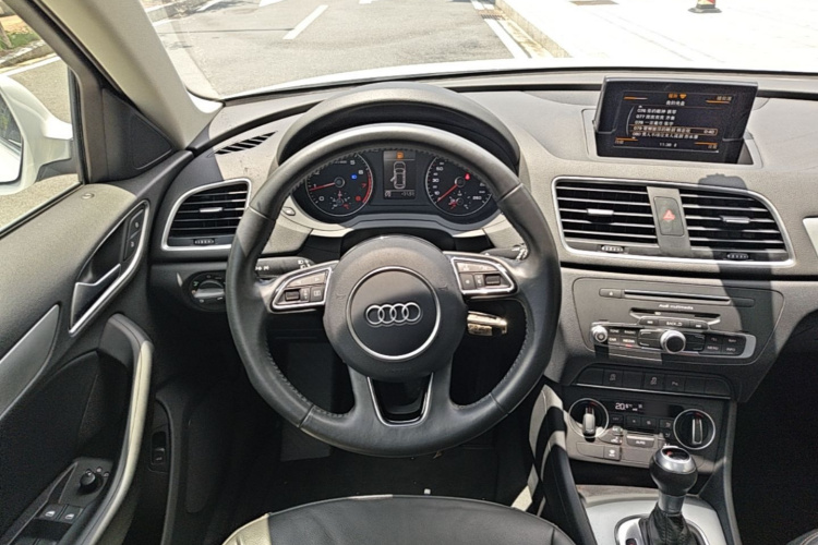 Audi Q3 2018 car image #11