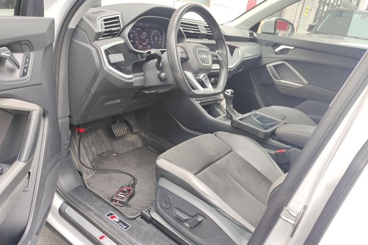 Audi Q3 2020 car image #16