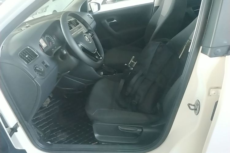Volkswagen Polo 2017 car image #15