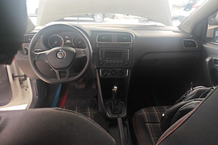 Volkswagen Polo 2015 car image #10