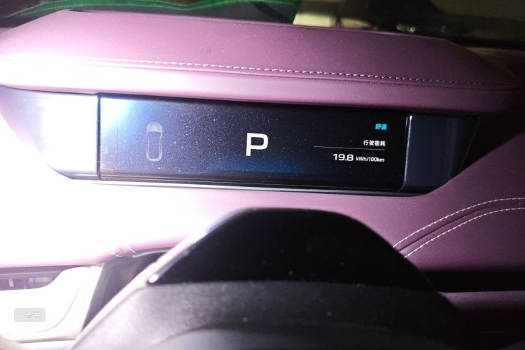 MI SU7 2025 immagine di auto #13