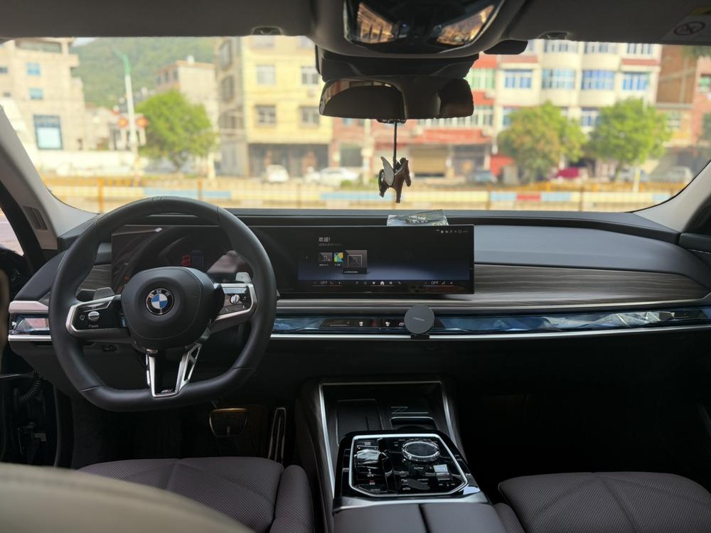 BMW 7 Series 2025 car image #10