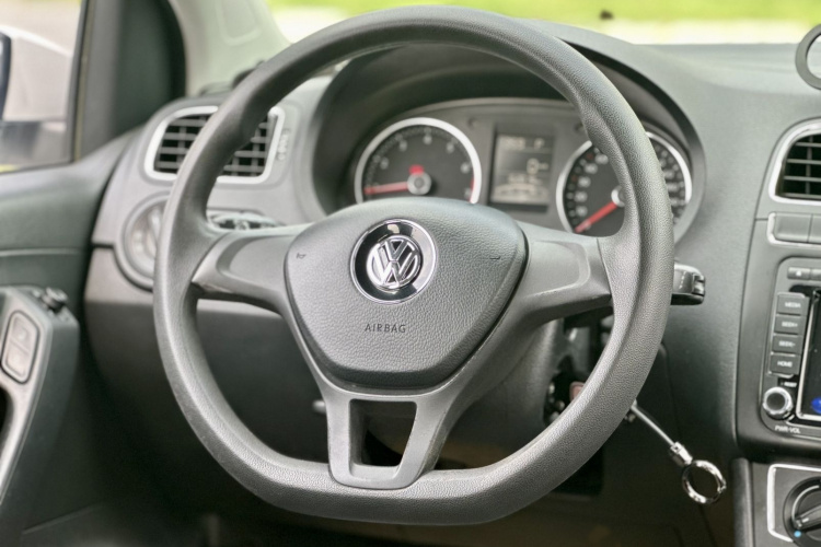 Volkswagen Polo 2015 car image #17