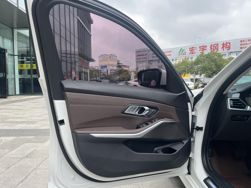 BMW 3 Series 2019 car image #27