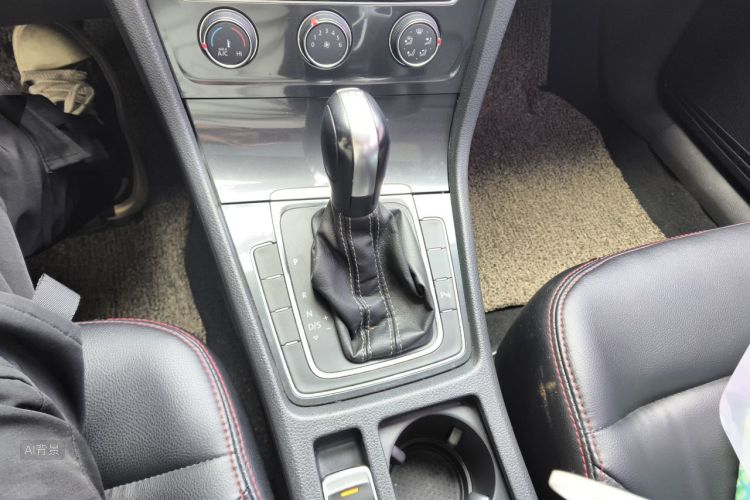 Volkswagen Golf 2018 car image #16