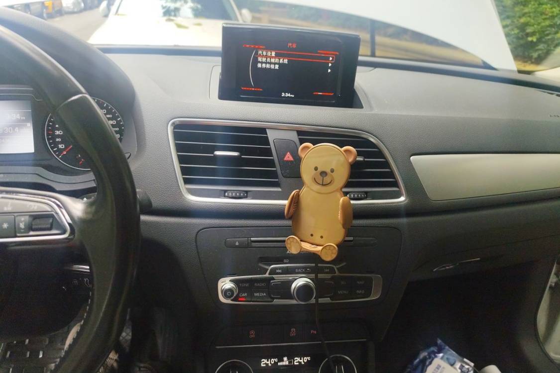 Audi Q3 2017 car image #26