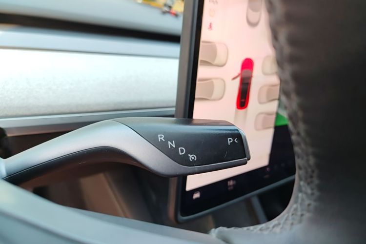 Tesla Model Y 2023 car image #18