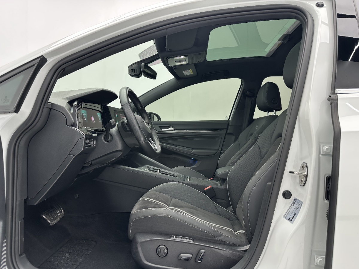 Volkswagen Golf 2024 car image #5