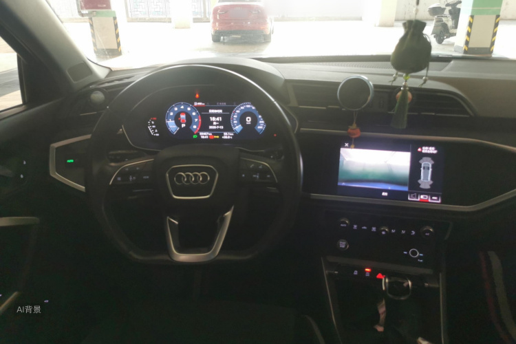 Audi Q3 2020 car image #12