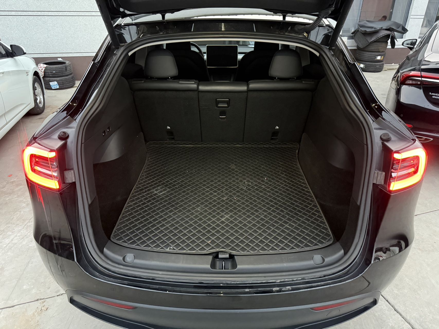 Tesla Model Y 2024 car image #11