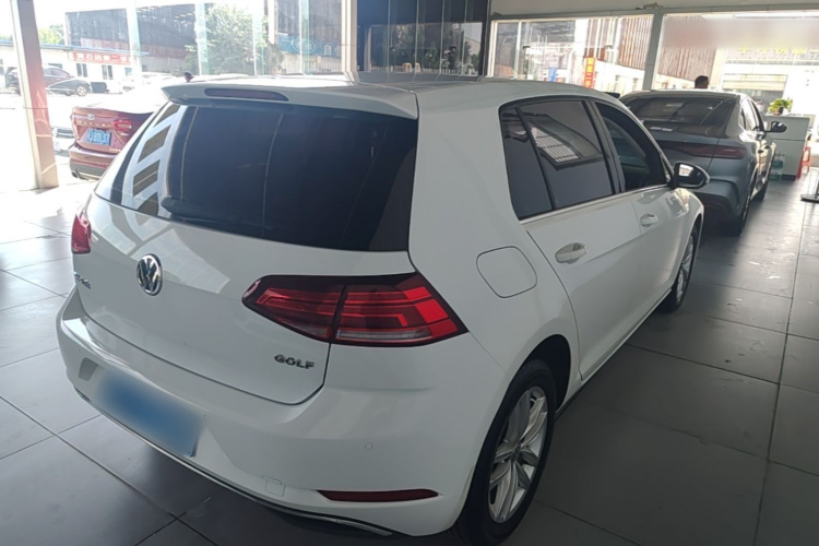 Volkswagen Golf 2018 car image #7