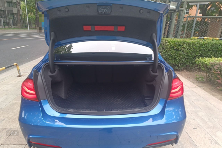 BMW 3 Series 2018 car image #21