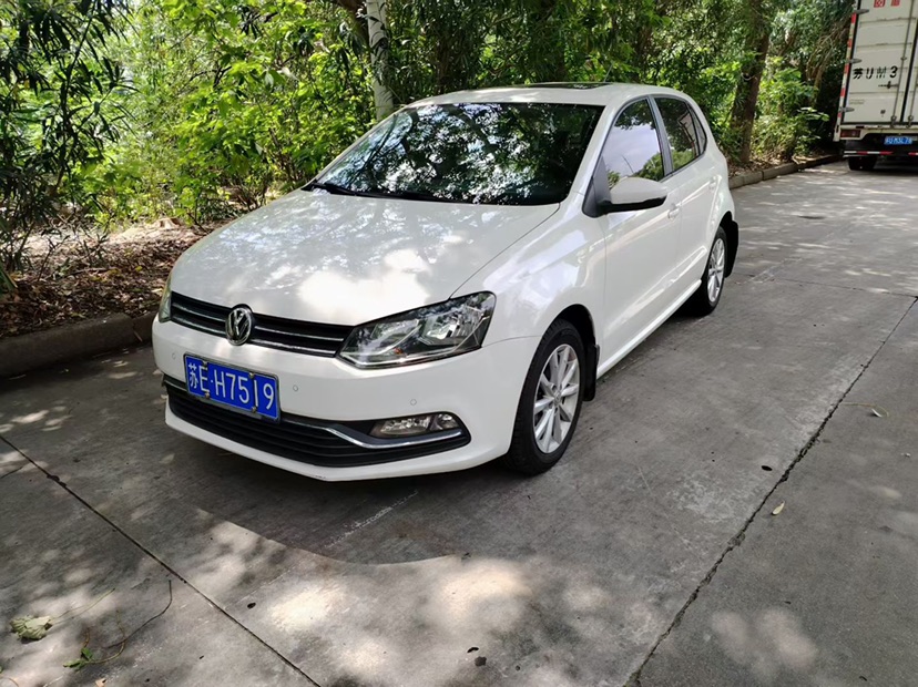 Volkswagen Polo 2015 car image 