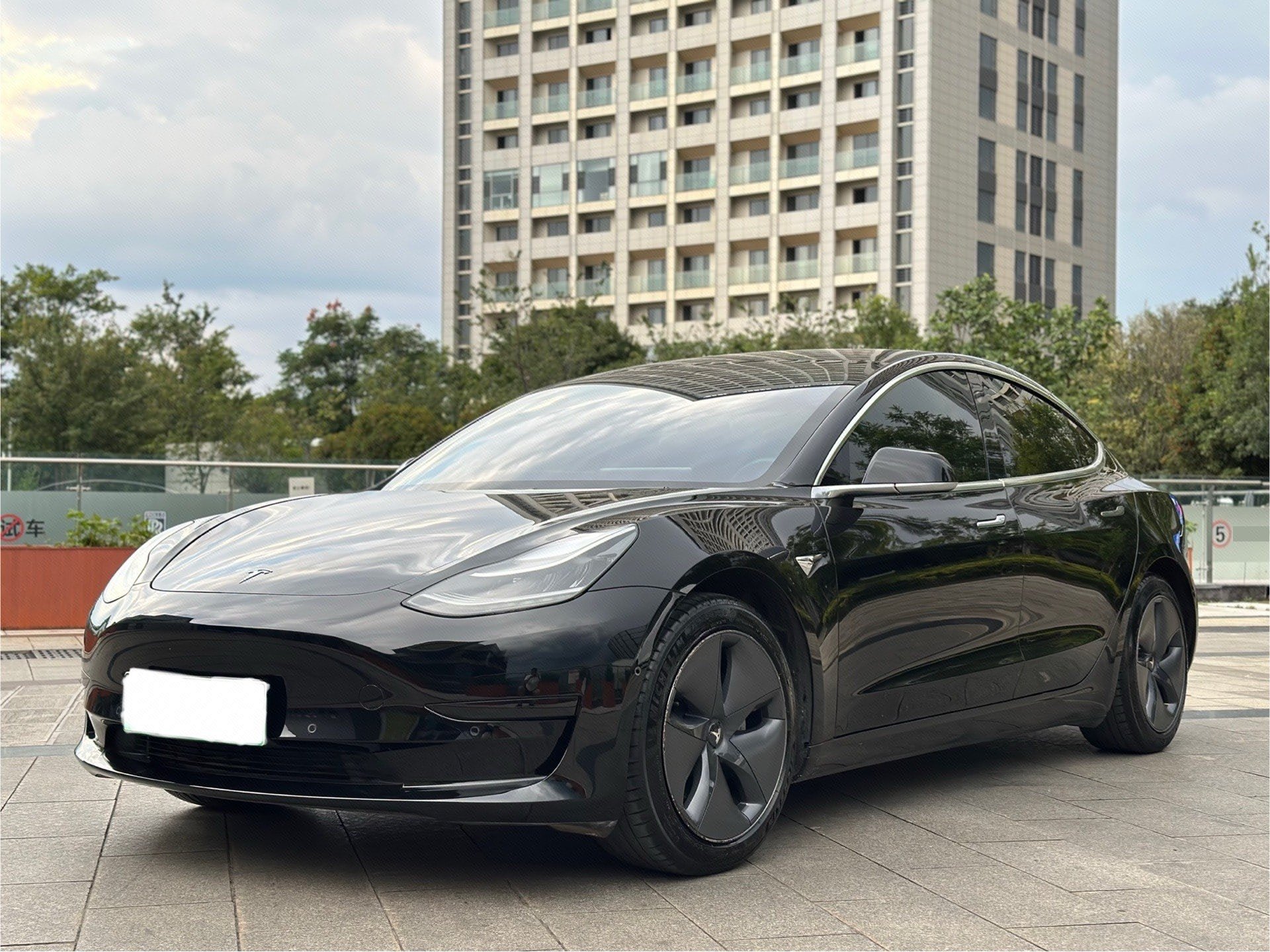 Tesla Model 3 2020 car image 