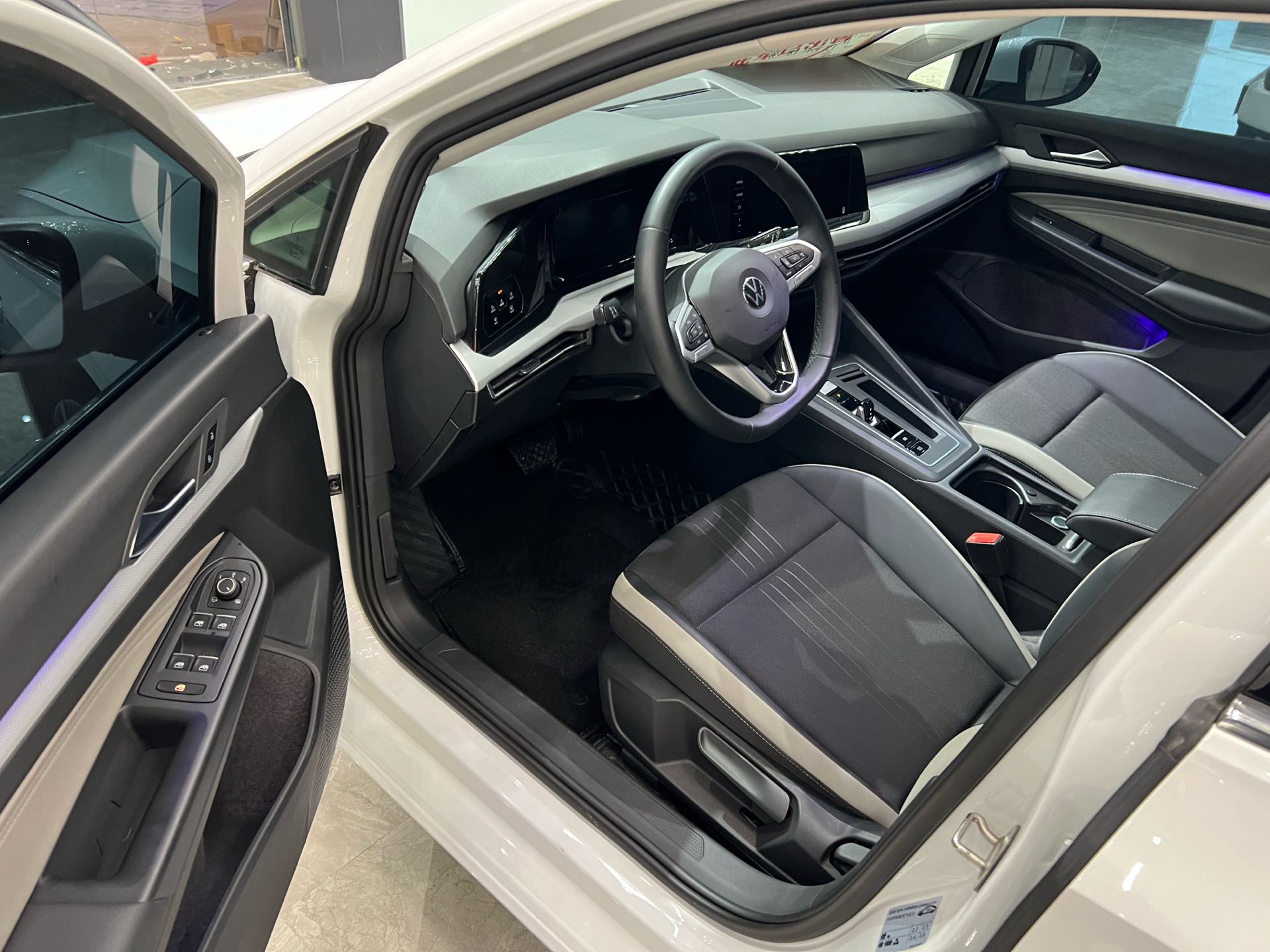 Volkswagen Golf 2023 immagine di auto #3
