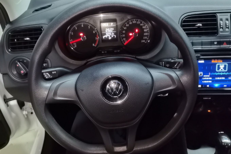 Volkswagen Polo 2016 car image #11