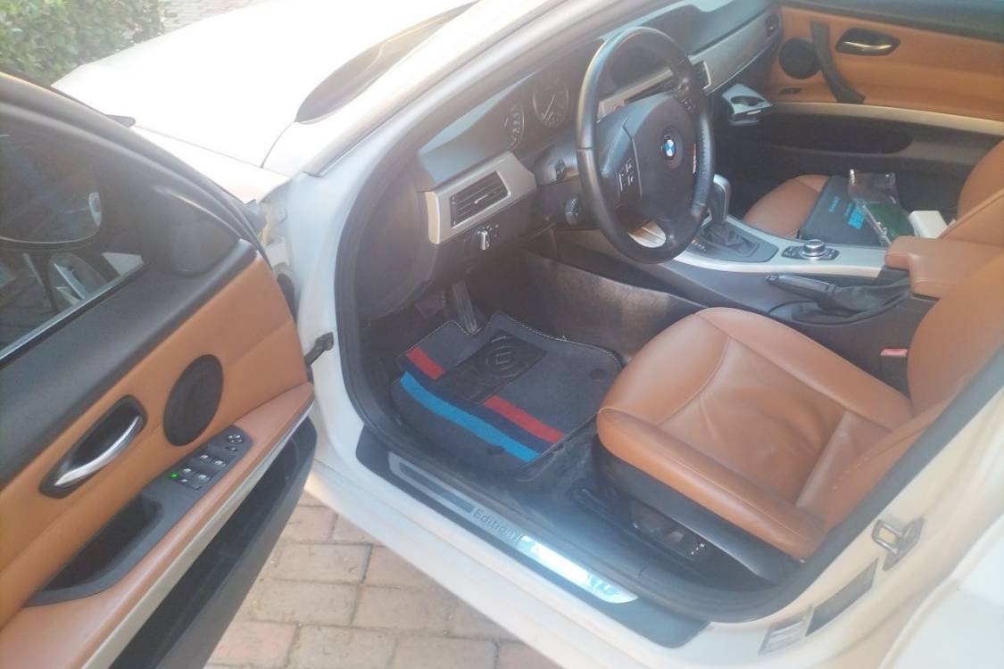BMW 3 Series 2011 car image #25