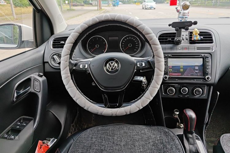 Volkswagen Polo 2016 car image #12