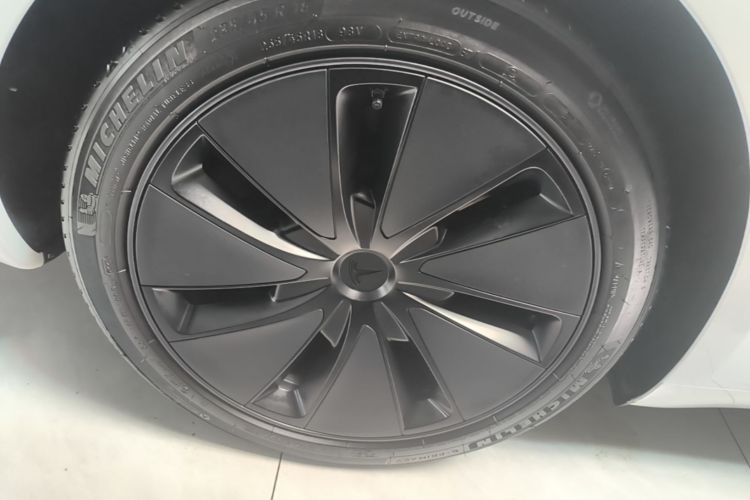 Tesla Model 3 2024 car image #10