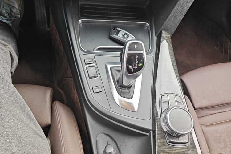 BMW 3 Series 2017 car image #18