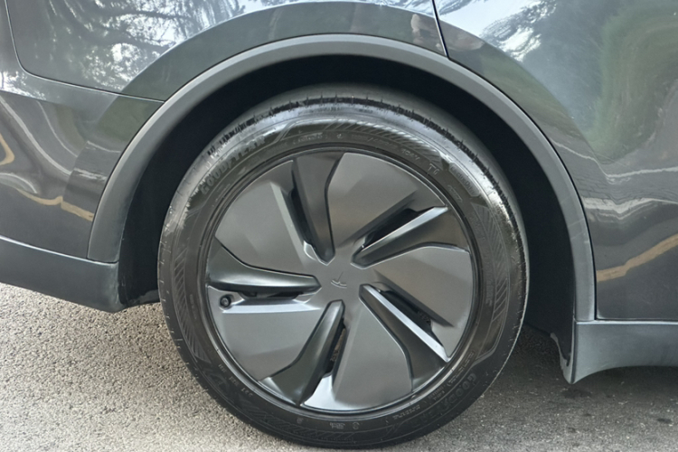 Tesla Model Y 2025 immagine di auto #12