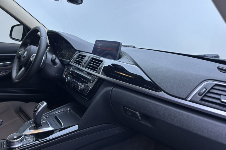 BMW 3 Series 2019 #12 BMW 3 Series 2019 car image #12