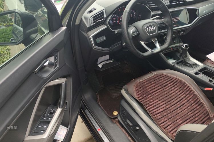 Audi Q3 2020 car image #18