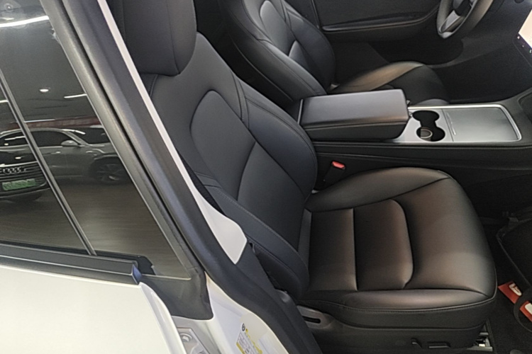 Tesla Model Y 2023 car image #24