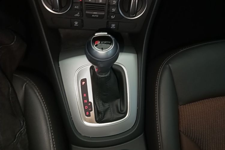 Audi Q3 2018 car image #16
