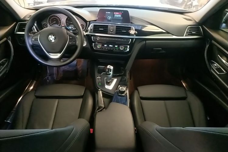 BMW 3 Series 2018 car image #10