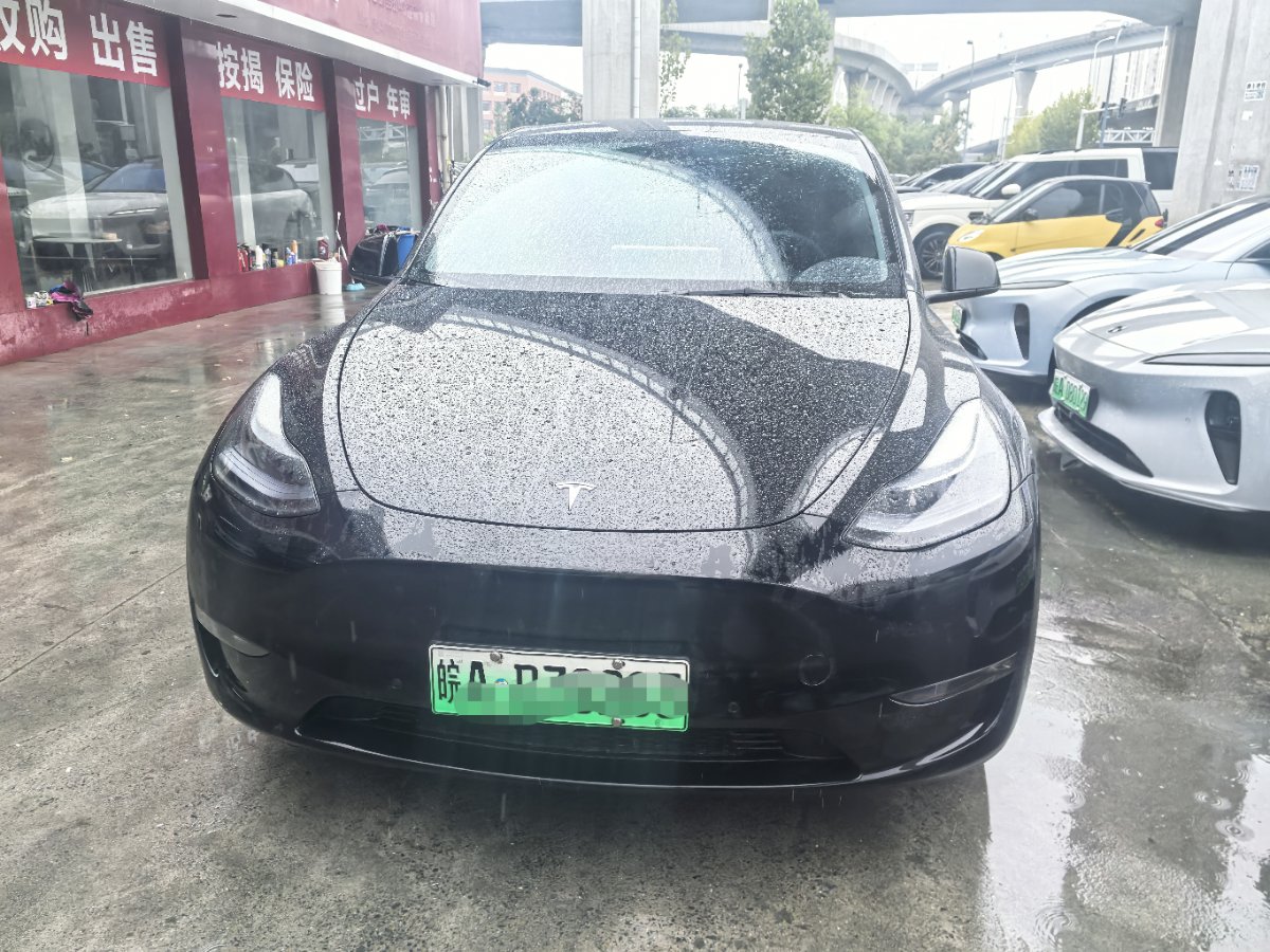 Tesla Model Y 2023 car image #2