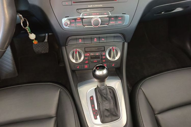 Audi Q3 2015 car image #14