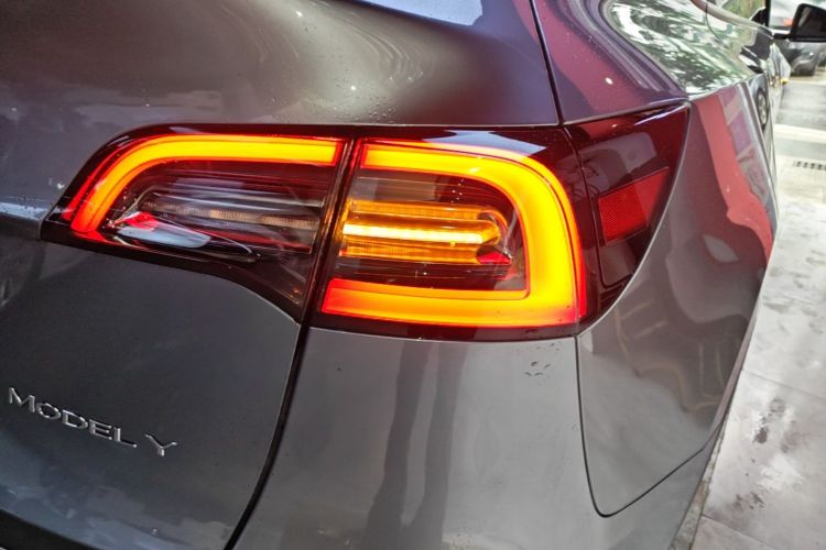 Tesla Model Y 2024 #8 Tesla Model Y 2024 car image #8