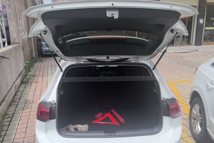 Volkswagen Golf 2021 car image #19