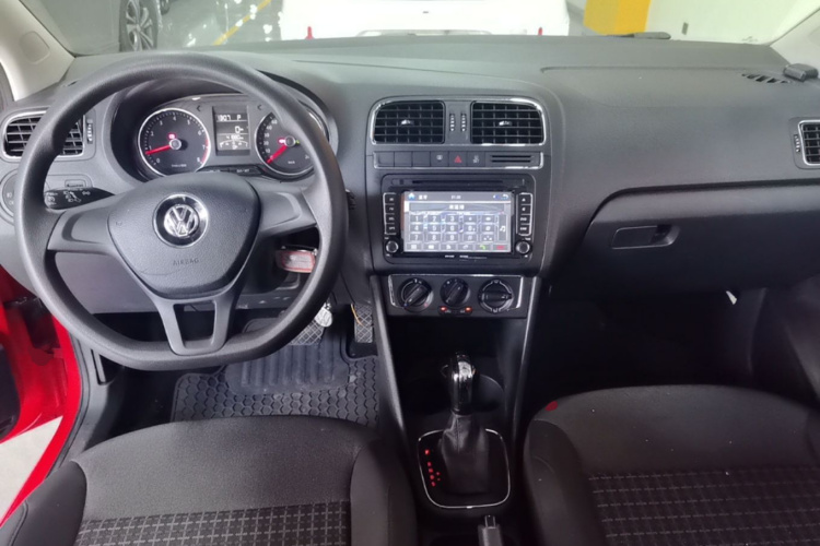 Volkswagen Polo 2015 car image #10