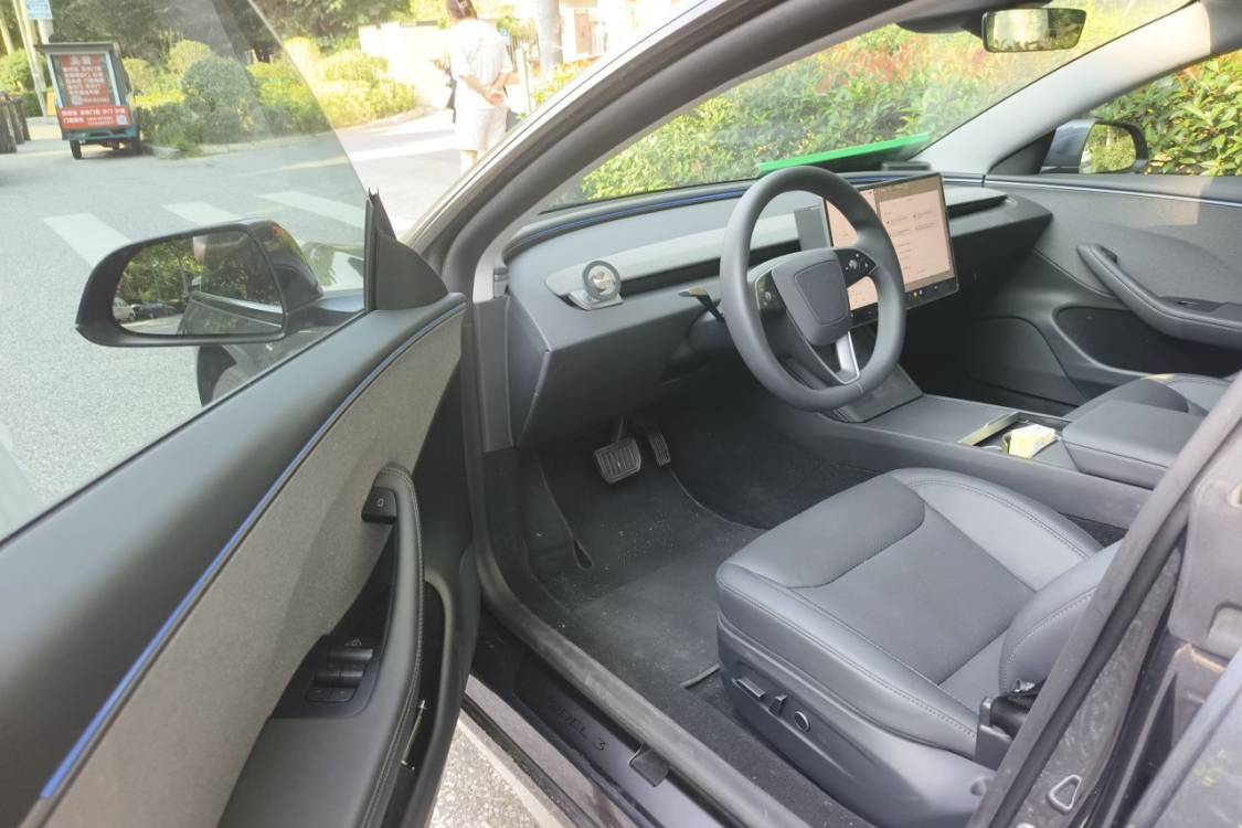Tesla Model 3 2025 car image #25