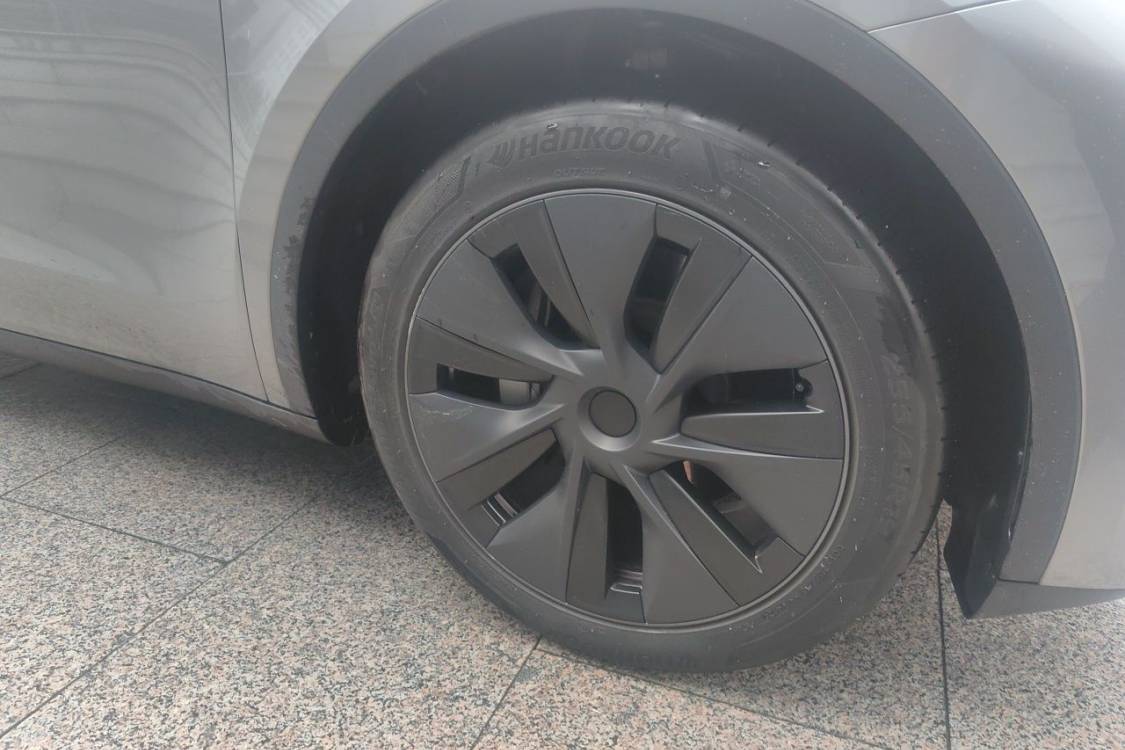 Tesla Model Y 2024 car image #9