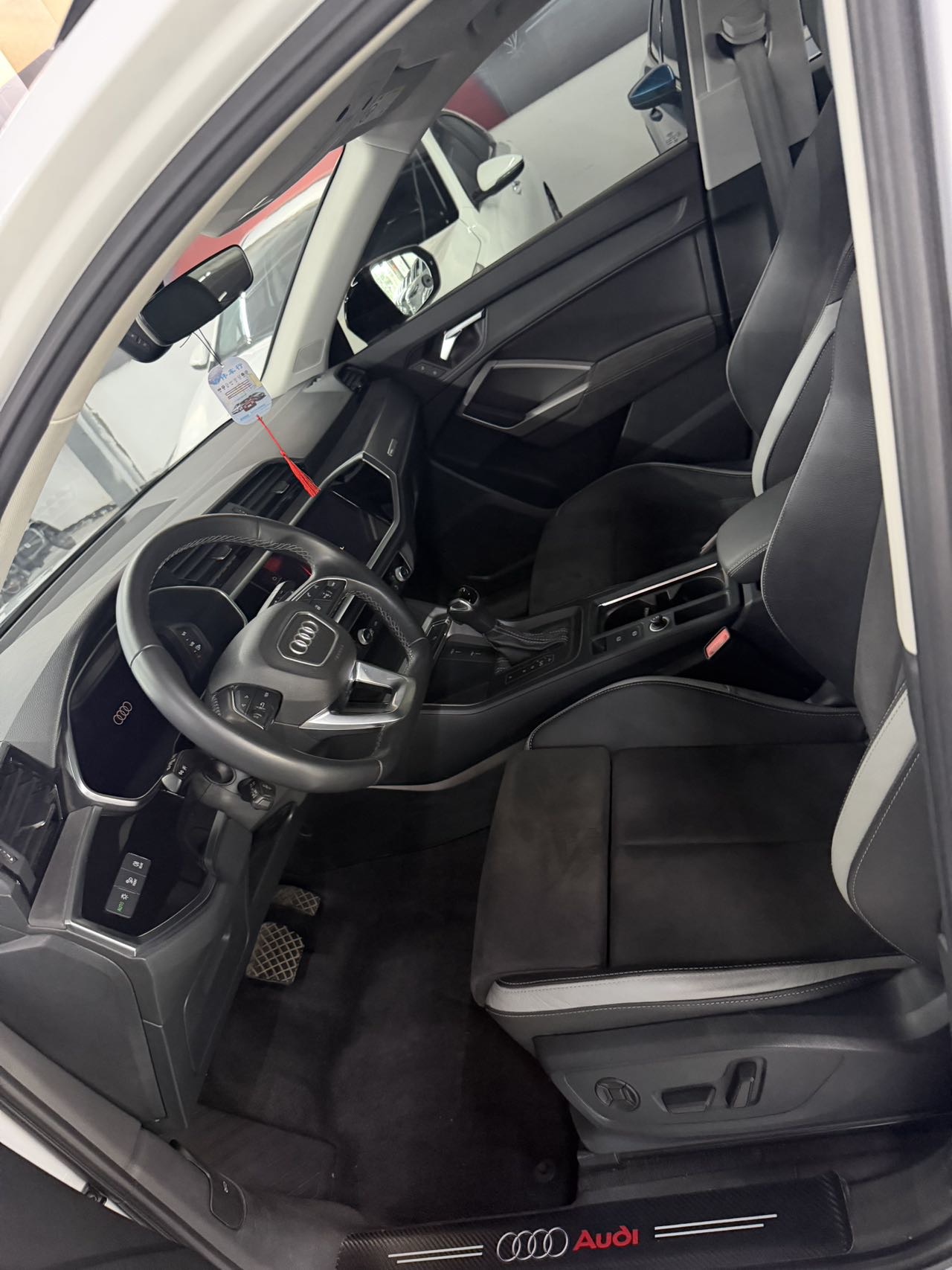 Audi Q3 2023 car image #3