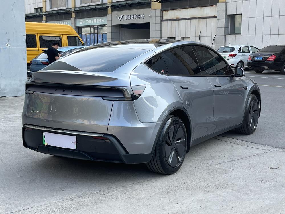 Tesla Model Y 2025 car image #7
