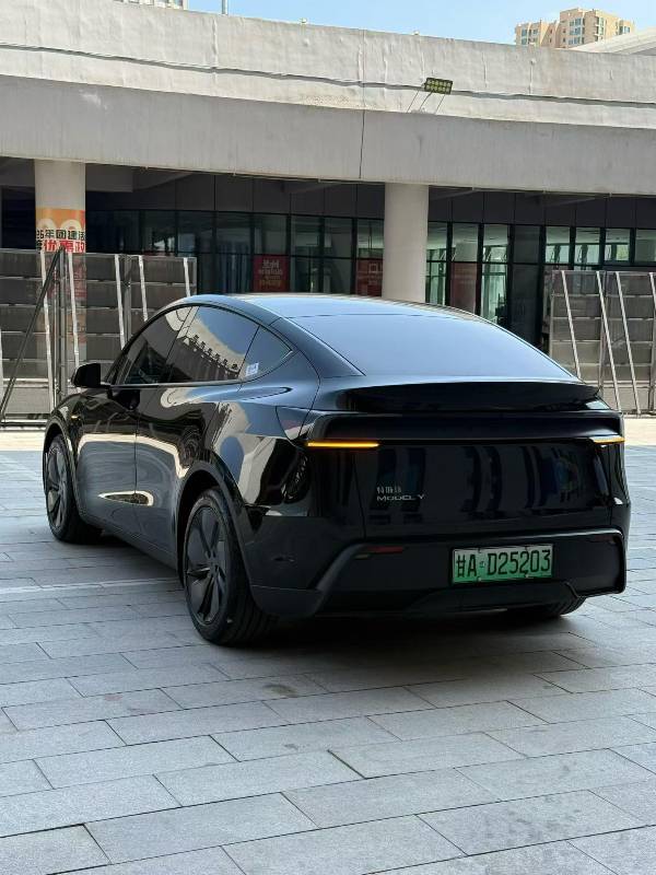 Tesla Model Y 2025 #9 Tesla Model Y 2025 car image #9