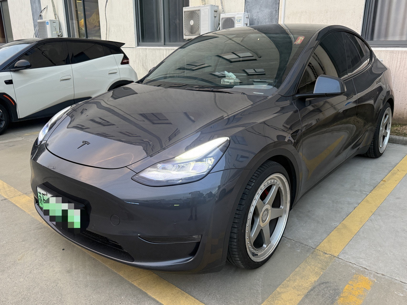 Tesla Model Y 2023 car image 