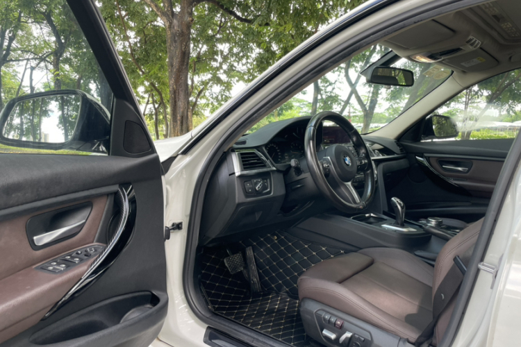 BMW 3 Series 2018 car image #29